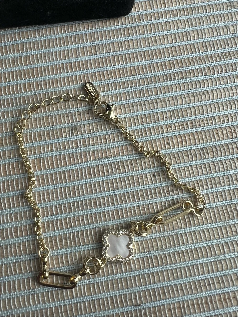 Gold mini Clover Bracelet with Mother-of-Pearl and oval Accents
